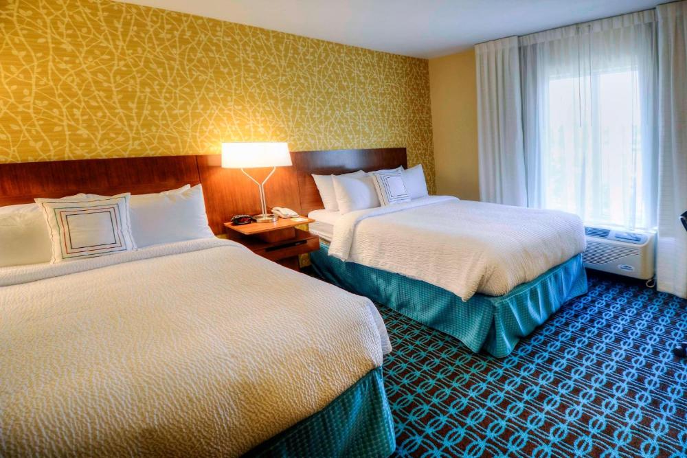 Guest Room with Two Queen Beds interior